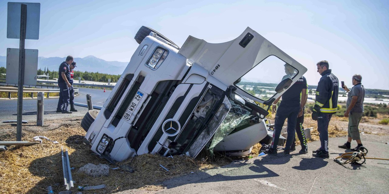 Bariyerlere çarpıp devrilen TIR'ın şoförü yaşamını yitirdi