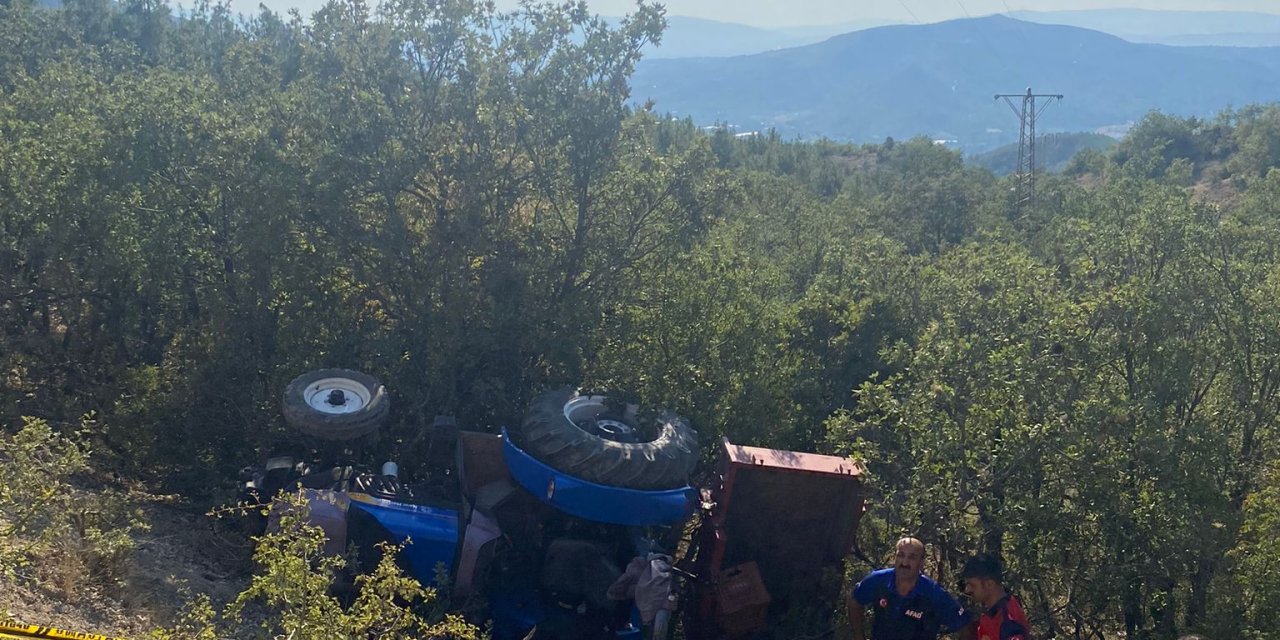 Devrilen traktörün altında kalarak öldü