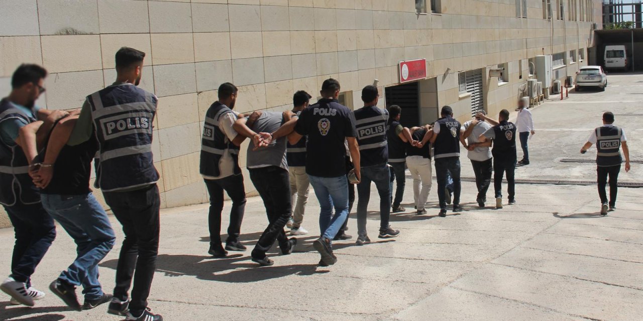 Kardeşinin ölümünden sorumlu tuttuğu kişiyi öldüren şüpheli ve ona yardım eden 13 kişi yakalandı