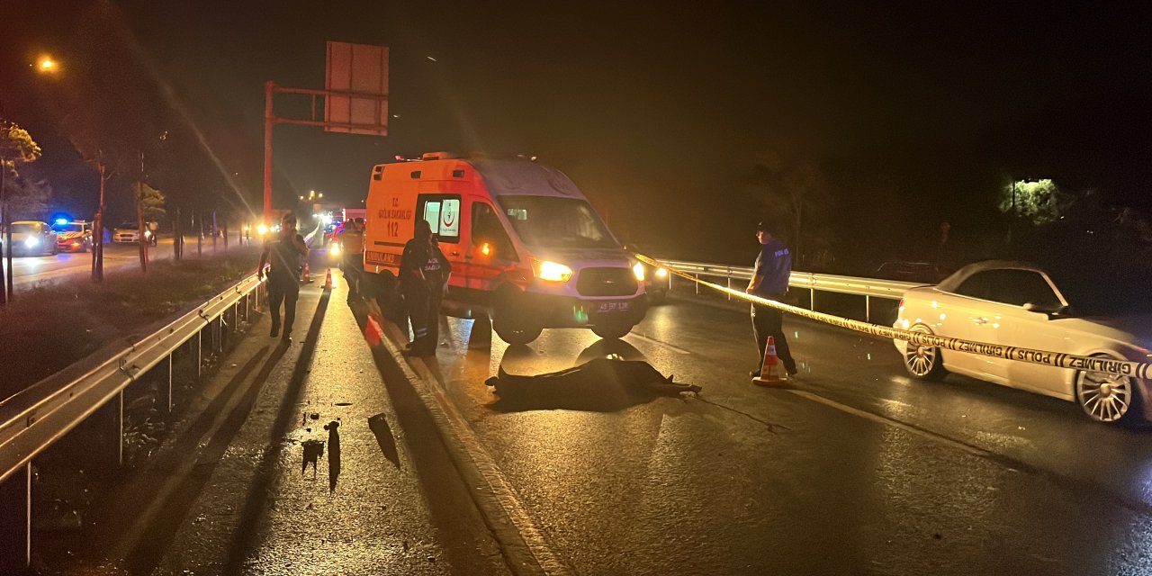 Motosiklet, önündeki hafif ticari araca çarptı; 1 ölü, 1 yaralı