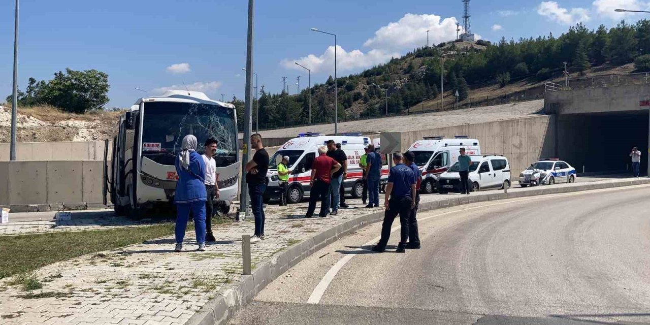 Burdur’da freni patlayan yolcu midibüsü üst yoldan otogar içine düştü:15 yaralı