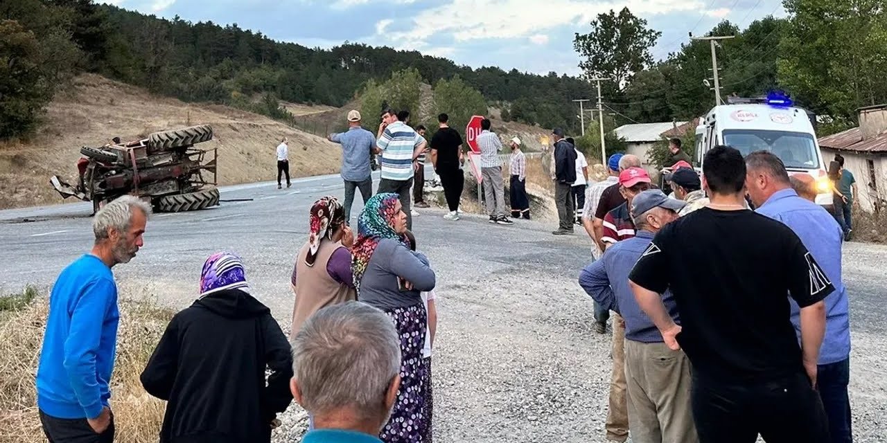 Yolcu minibüsü ile traktör çarpıştı: 1'i ağır 15 yaralı