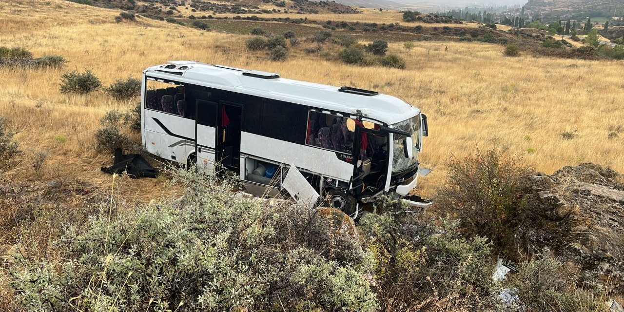 Sivas'ta düğüne gidenleri taşıyan midibüs devrildi: 27 yaralı