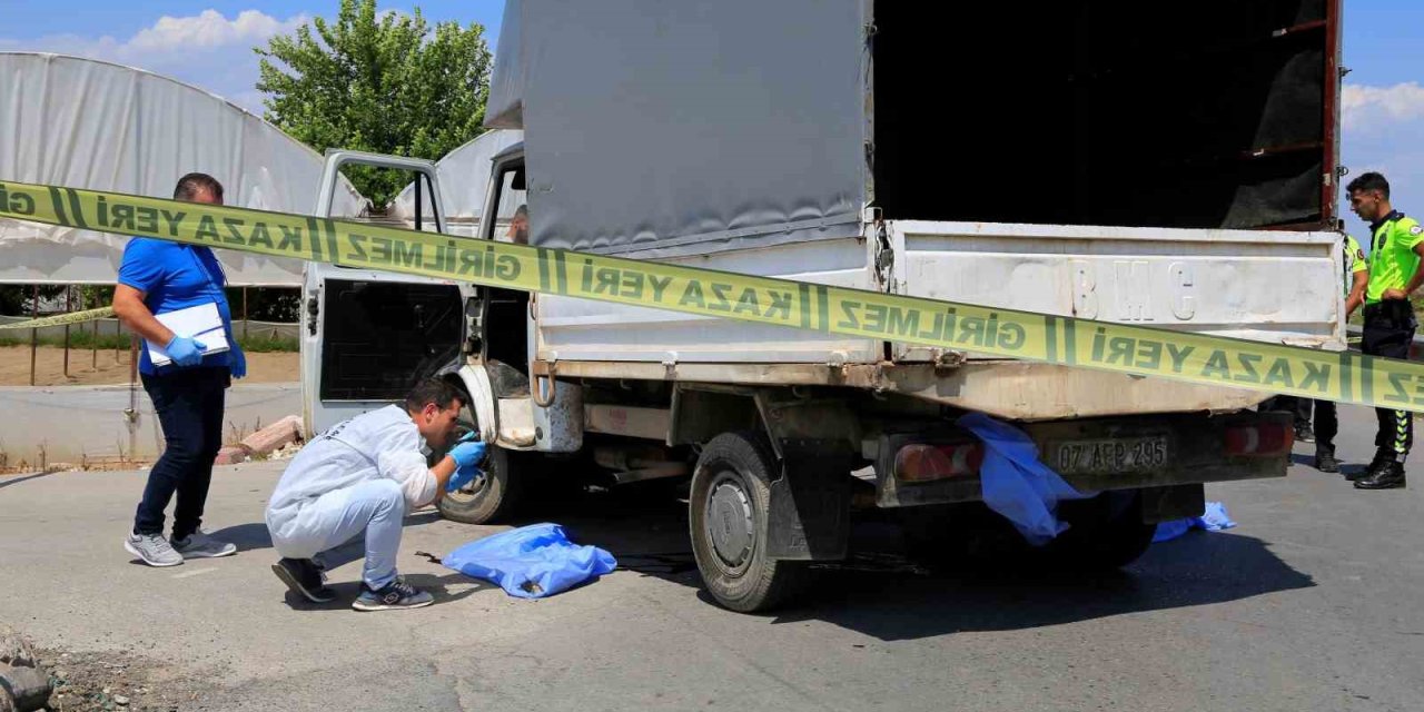 Antalya'da kamyonetin altında kalan motosiklet sürücüsü hayatını kaybetti