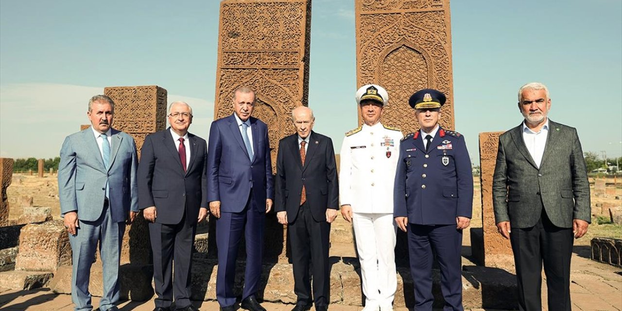 Cumhurbaşkanı Erdoğan, Ahlat'ta Selçuklu mezarlığını ziyaret etti