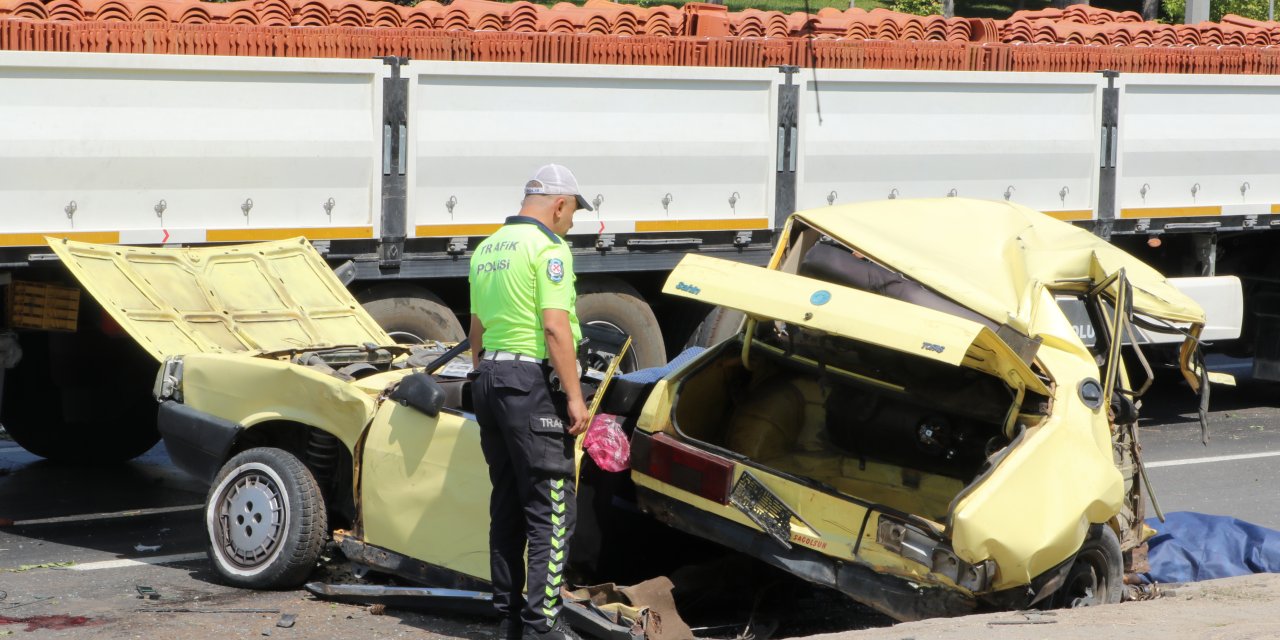 Eskişehir'de otomobil, ikiye bölündü; 1 ölü, 3 yaralı