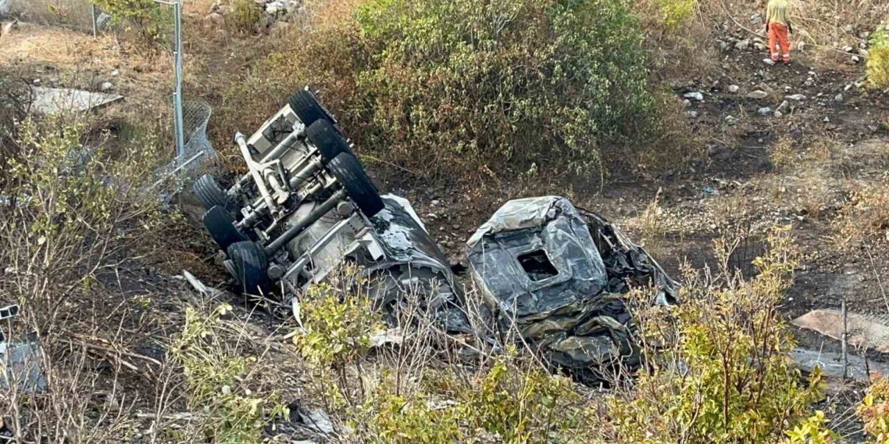 Kontrolden çıkan tır şarampole uçtu, sürücü şans eseri kurtuldu