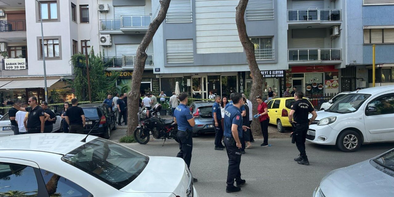 Boşanma aşamasındaki eşi ve yakınına sokakta bıçakla saldırıp, kendini de kesti: 2 ölü, 1 yaralı