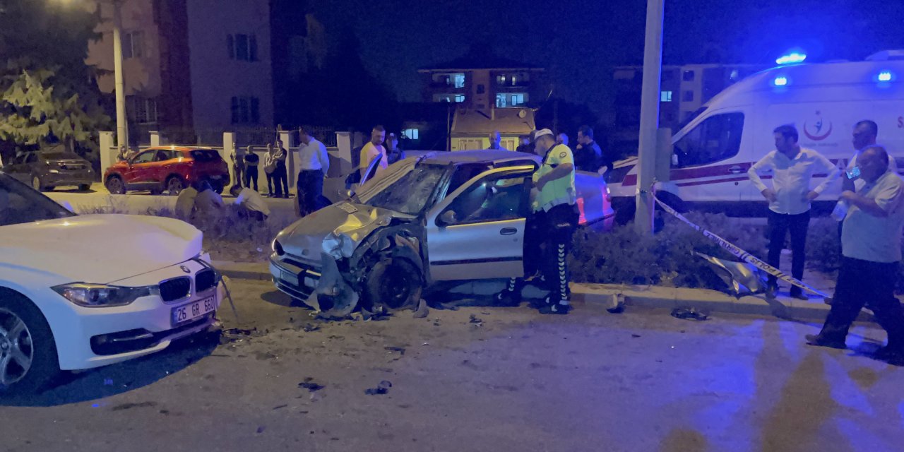 Ters yöne giren otomobilin karşıdan gelen otomobille çarpıştığı kaza kamerada; 1 ölü, 5 yaralı