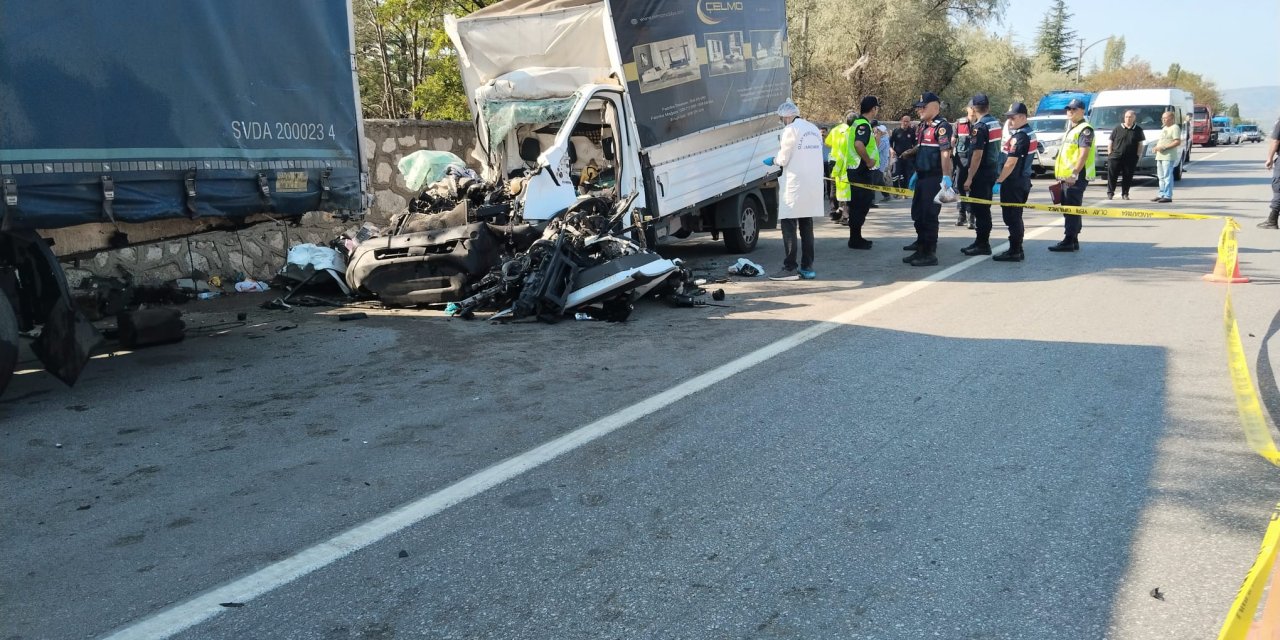 Mobilya yüklü kamyonet, park halindeki TIR'a çarptı: 3 ölü