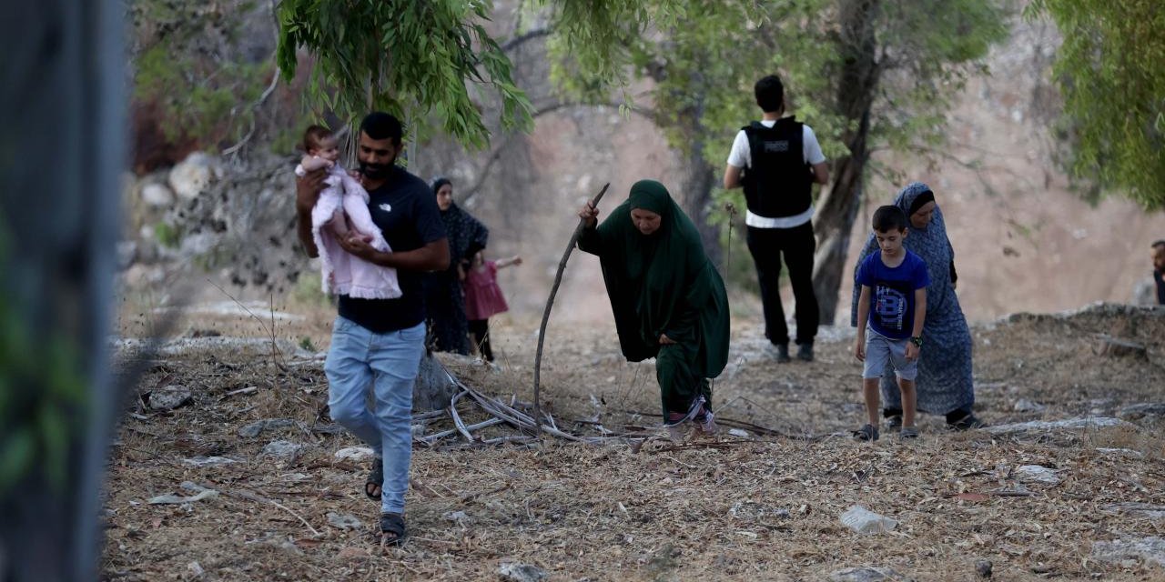 Katil İsrail Cenin'deki Filistinli aileleri göçe zorluyor