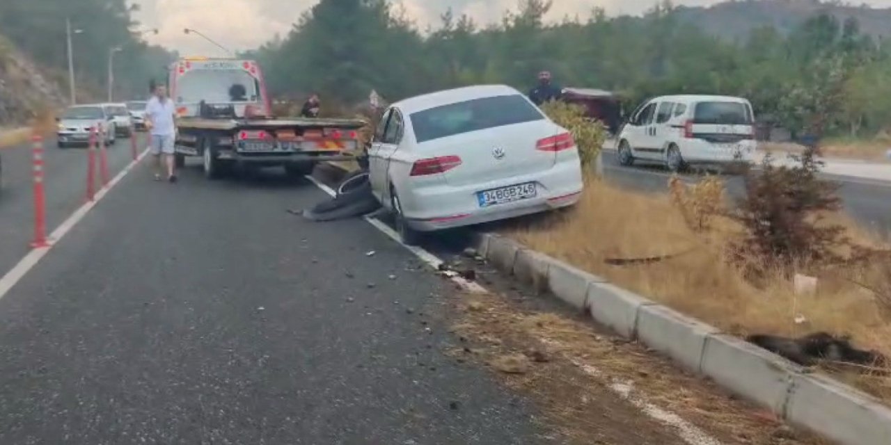 Kafa kafaya çarpışan 2 otomobil hurdaya döndü