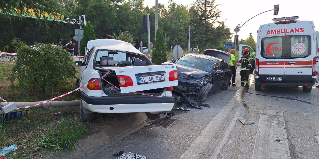 Kavşakta 2 otomobil çarpıştı: 3 yaralı