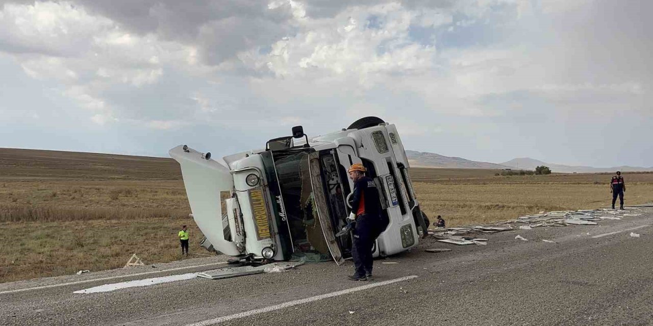 Aksaray’da şarampole devrilen tır hurdaya döndü: 1 yaralı