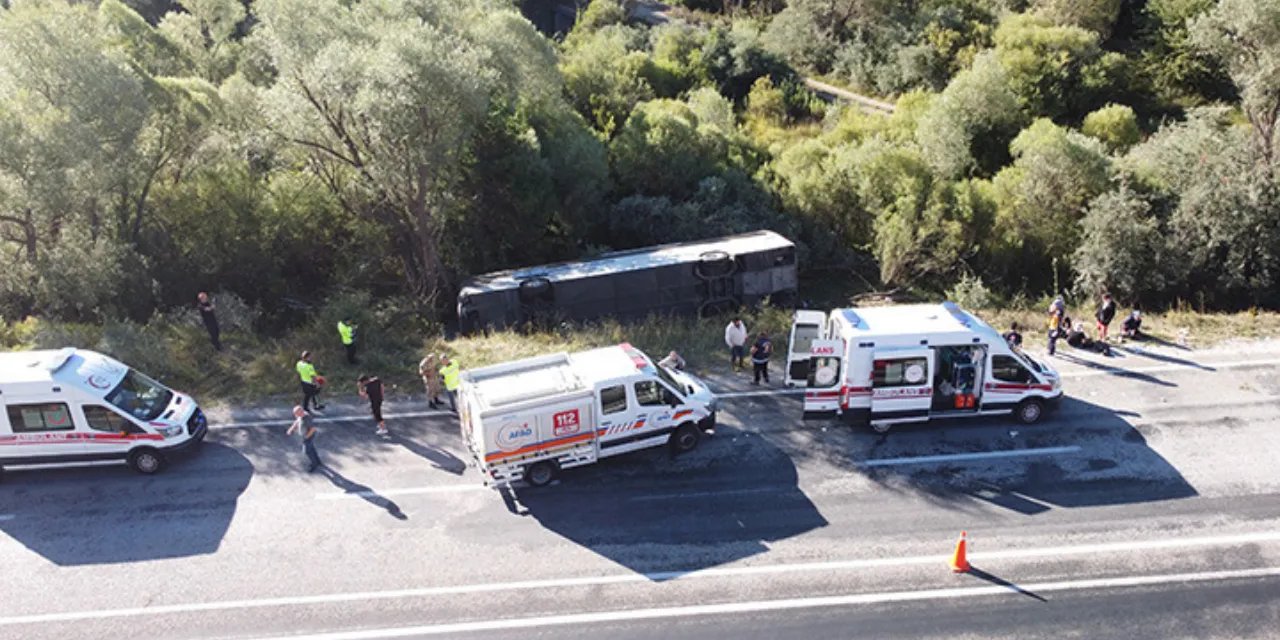 Sivas-Erzincan sınırında otobüs devrildi: 24 yaralı