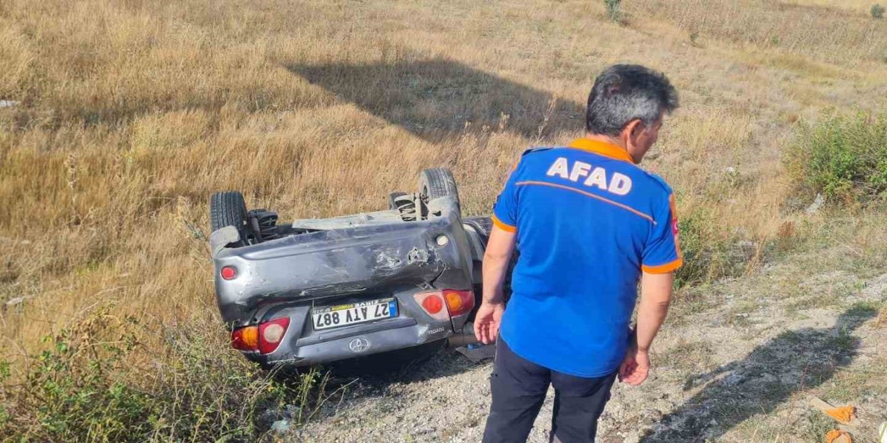 Erzincan-Refahiye karayolunda otomobil şarampole uçtu: 6 yaralı