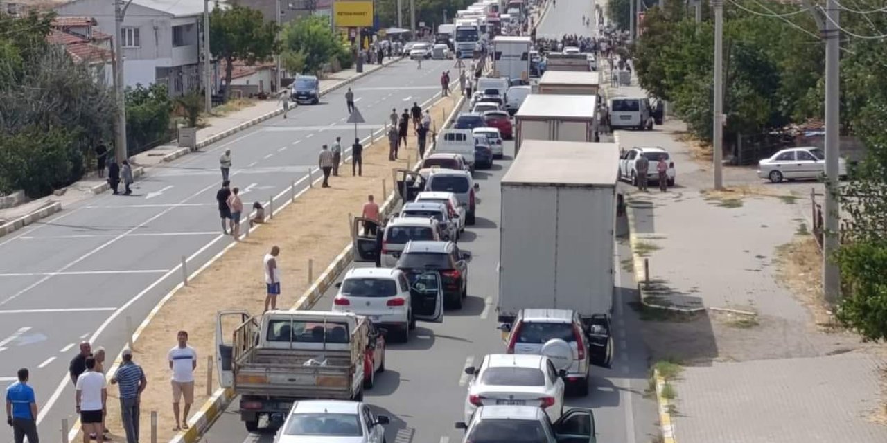 Otomobilin çarptığı yaya öldü, sürücü kaçtı; mahalleli yolu kapattı