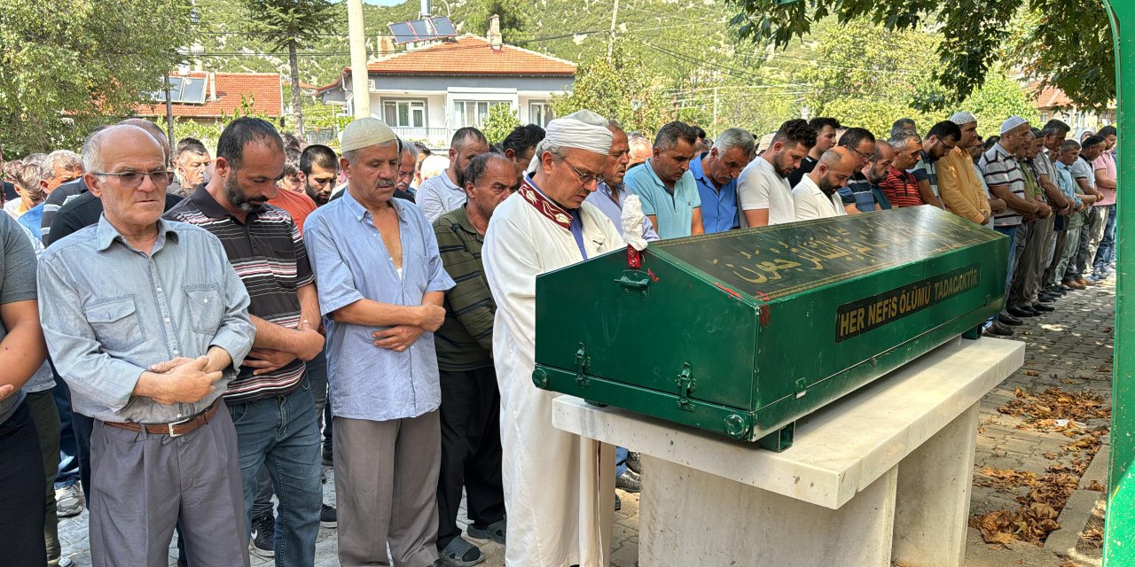 18 yaşındaki Hasan, sırtından bıçaklanarak öldürüldü