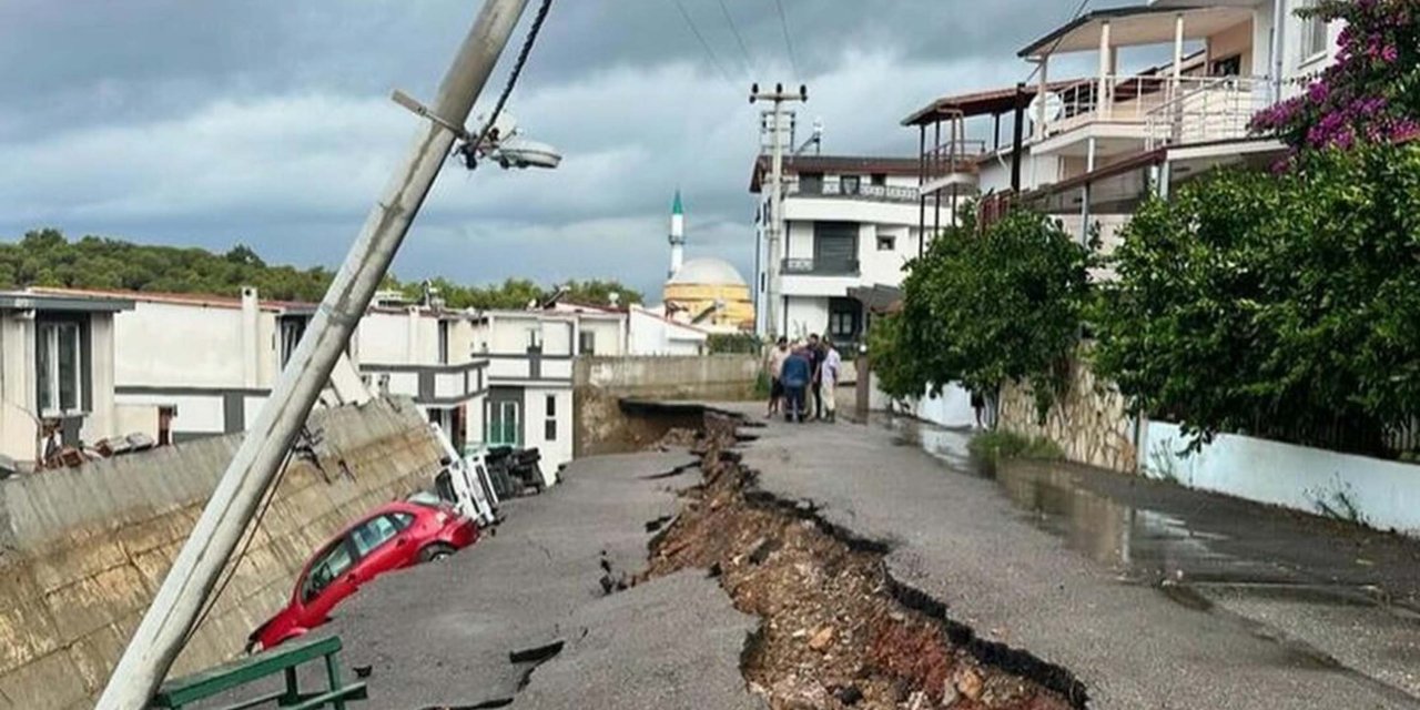 İzmir Menderes'te sağanak sonrası yol çöktü