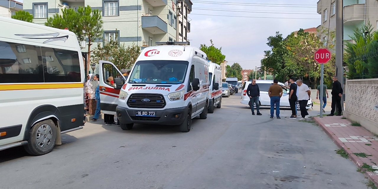 Bursa'da hafif ticari araçla kreş servisi çarpıştı; 8'i çocuk, 11 yaralı