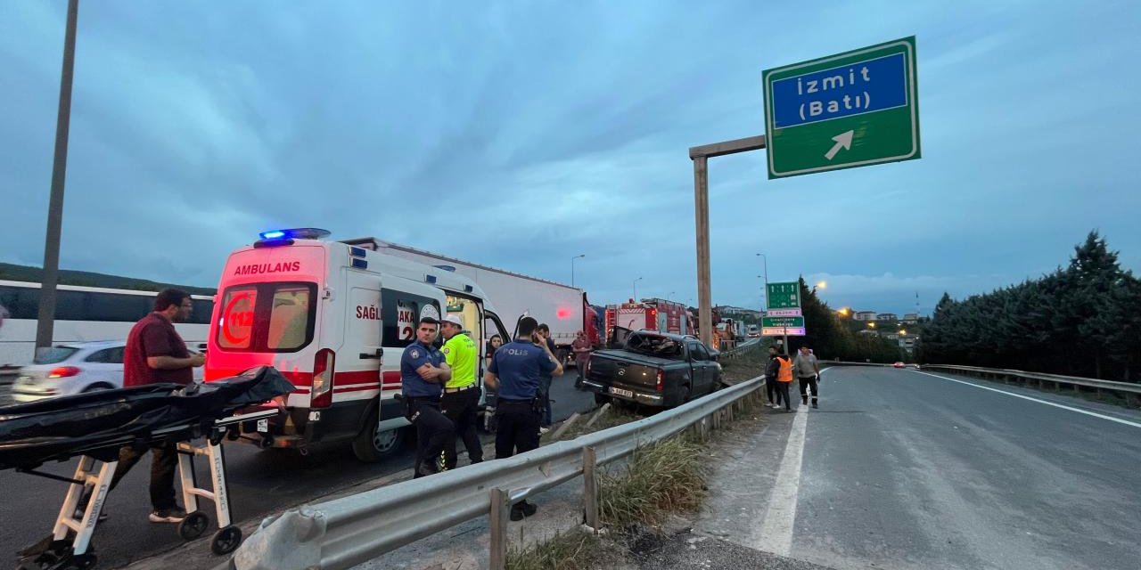 Yön tabelasına çarpan pikabın sürücüsü hayatını kaybetti