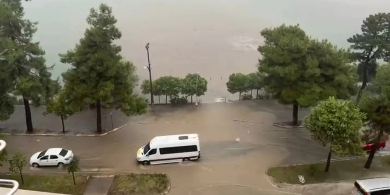 Giresun'da sağanak; cadde ve sokaklar suyla doldu