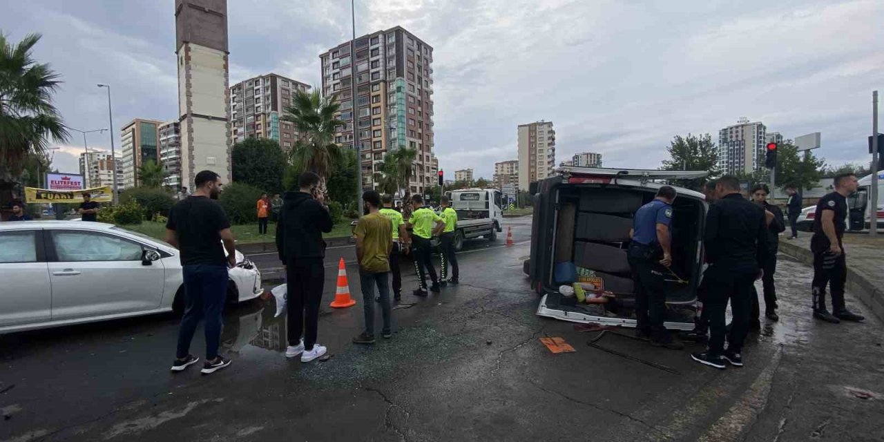 Diyarbakır’da otomobil ile şehir içi minibüs çarpıştı: 1’i bebek 9 yaralı