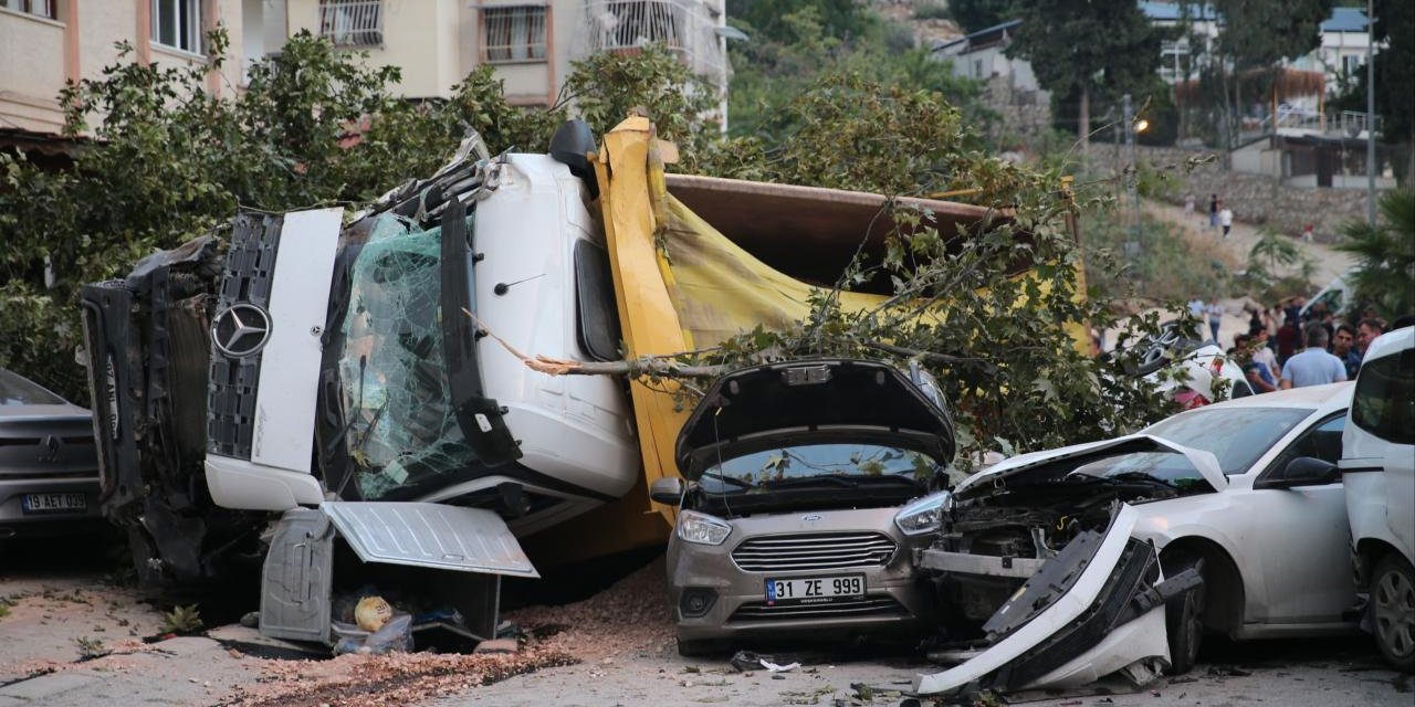 Freni arızalanan hafriyat kamyonu 7 araca çarptı: 5 yaralı