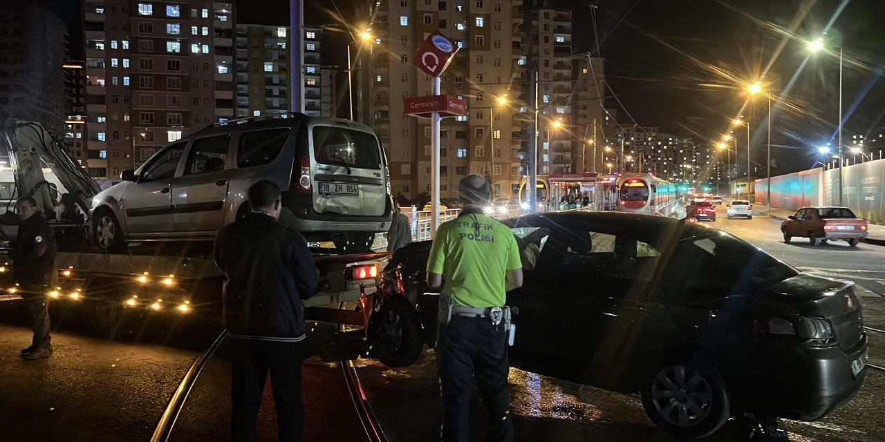 Hafif ticari araçla çarpışan otomobilin sürücüsü kaçtı: 5 yaralı