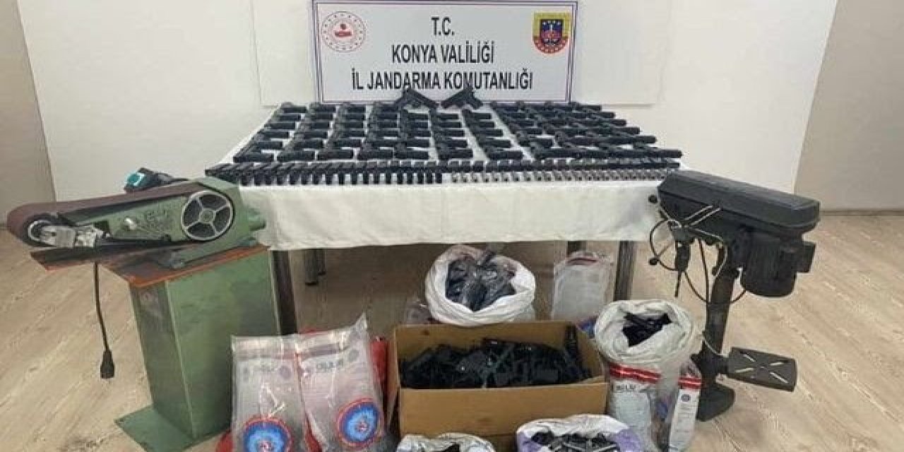 Konya'da kaçak silah atölyesine dönüştürülen evde 105 tabanca ele geçirildi