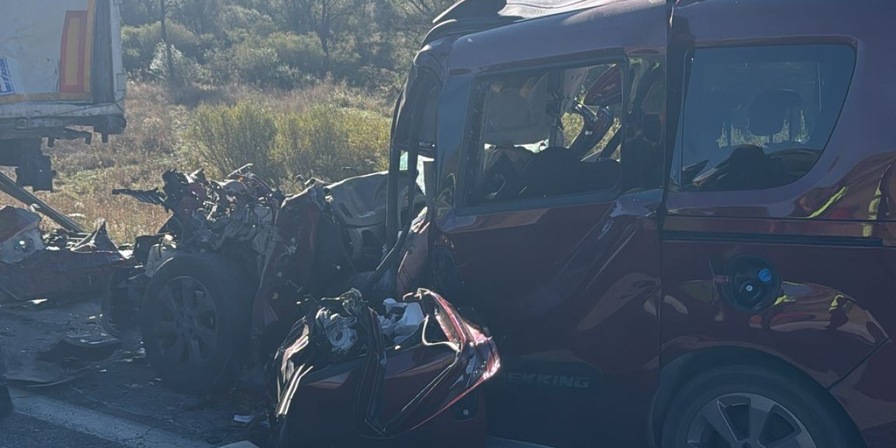 Hafif ticari araç, park halindeki TIR'a çarptı: 3 ölü, 2 yaralı