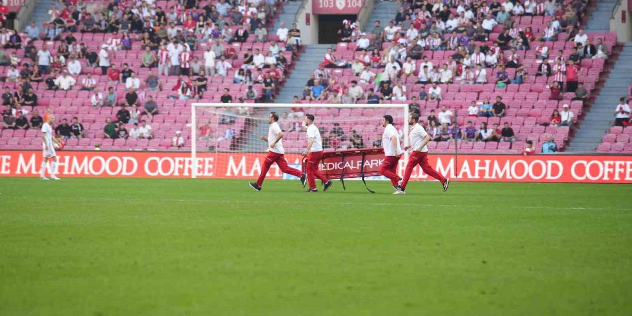 Samsunspor-Göztepe maçı... Solet, ambulansla hastaneye kaldırıldı