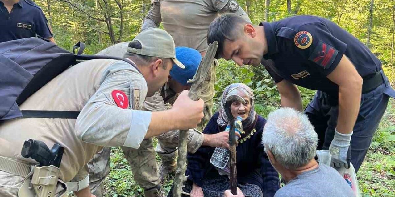 Ormanda kaybolan yaşlı kadın bulundu