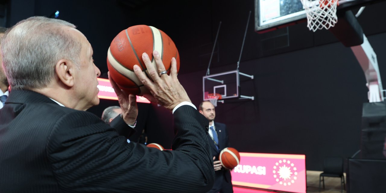 Cumhurbaşkanı Erdoğan Basketbol Gelişim Merkezi'nde potaya atış yaptı