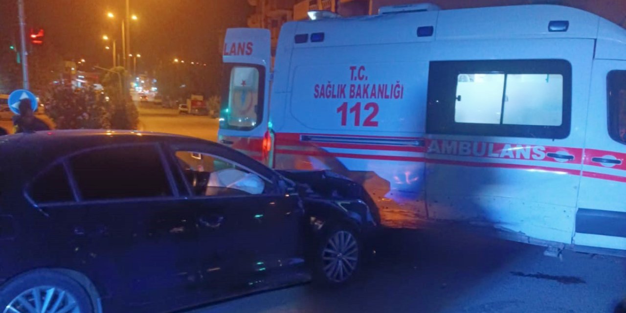 Ambulans ile otomobil çarpıştı: 2 yaralı