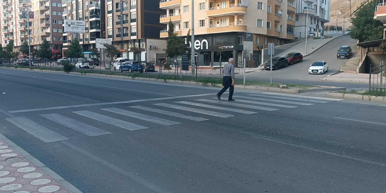 Yaya geçidinde otomobilin çarptığı kadın ağır yaralandı