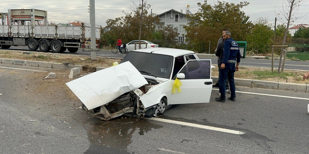 Sürücüsü direksiyon hakimiyetini kaybetti! Tofaş hurdaya döndü