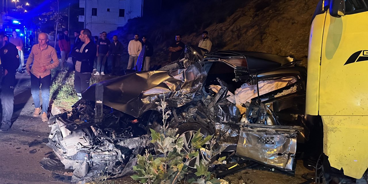 Kontrolden çıkan TIR refüjü aşıp, çarptığı otomobili hurdaya çevirdi: 1 ölü