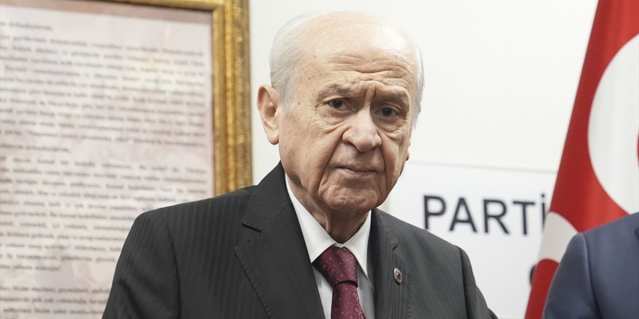 Meclis açılışındaki tokalaşma çok konuşulmuştu... Bahçeli'den ilk açıklama