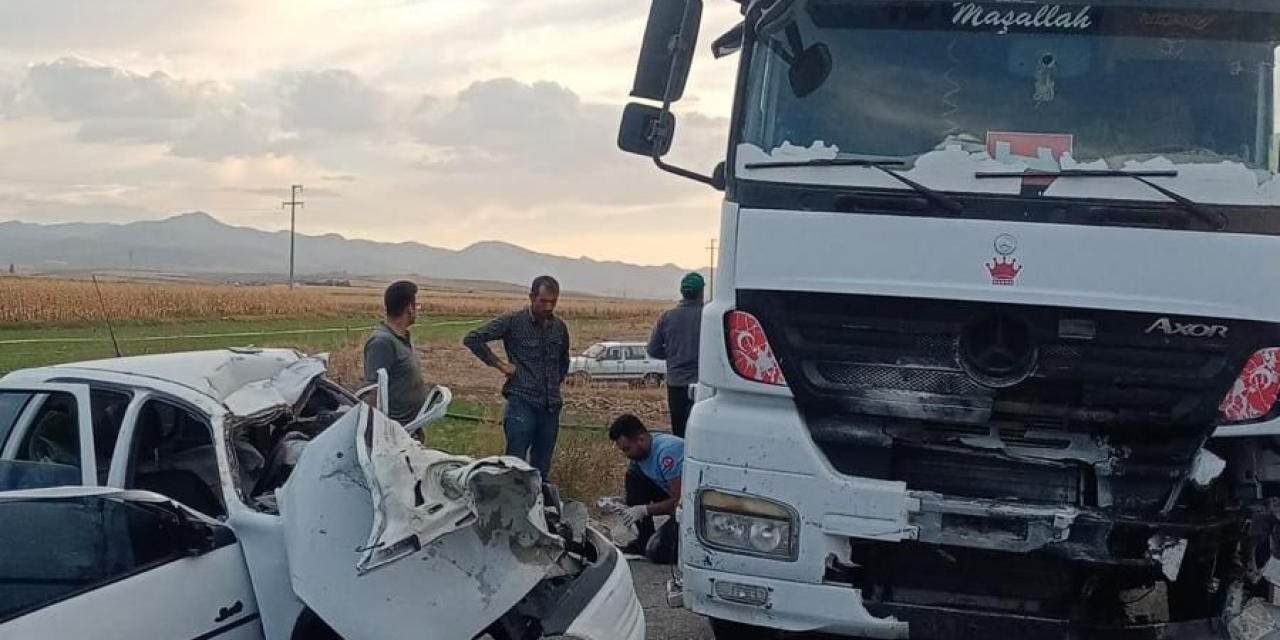 Afyonkarahisar'da tır ile otomobil çarpıştı: 3 ölü, 1 yaralı