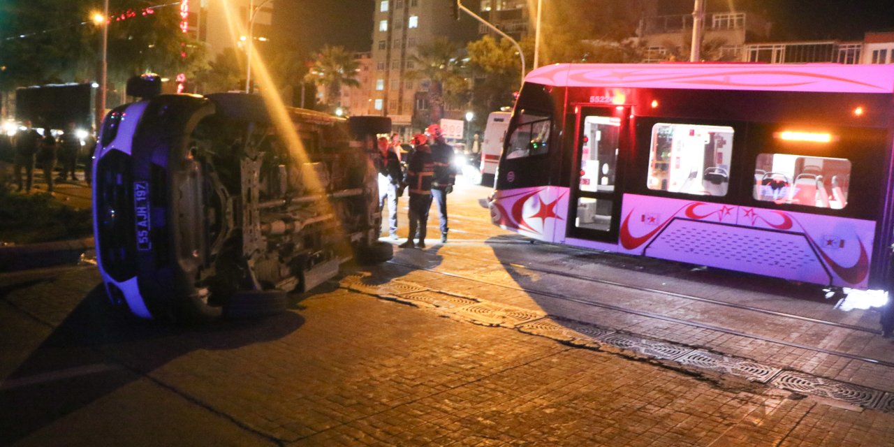 Tramvay ile ambulans çarpıştı; 3’ü sağlık çalışanı 4 yaralı