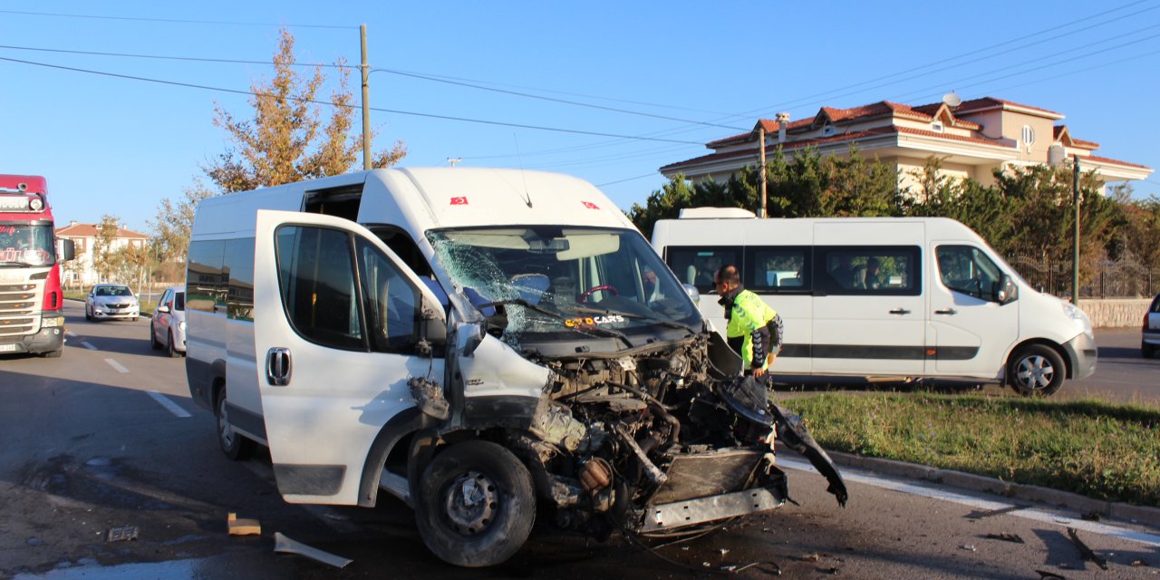 Öğrenci servisi ile TIR çarpıştı :11 yaralı