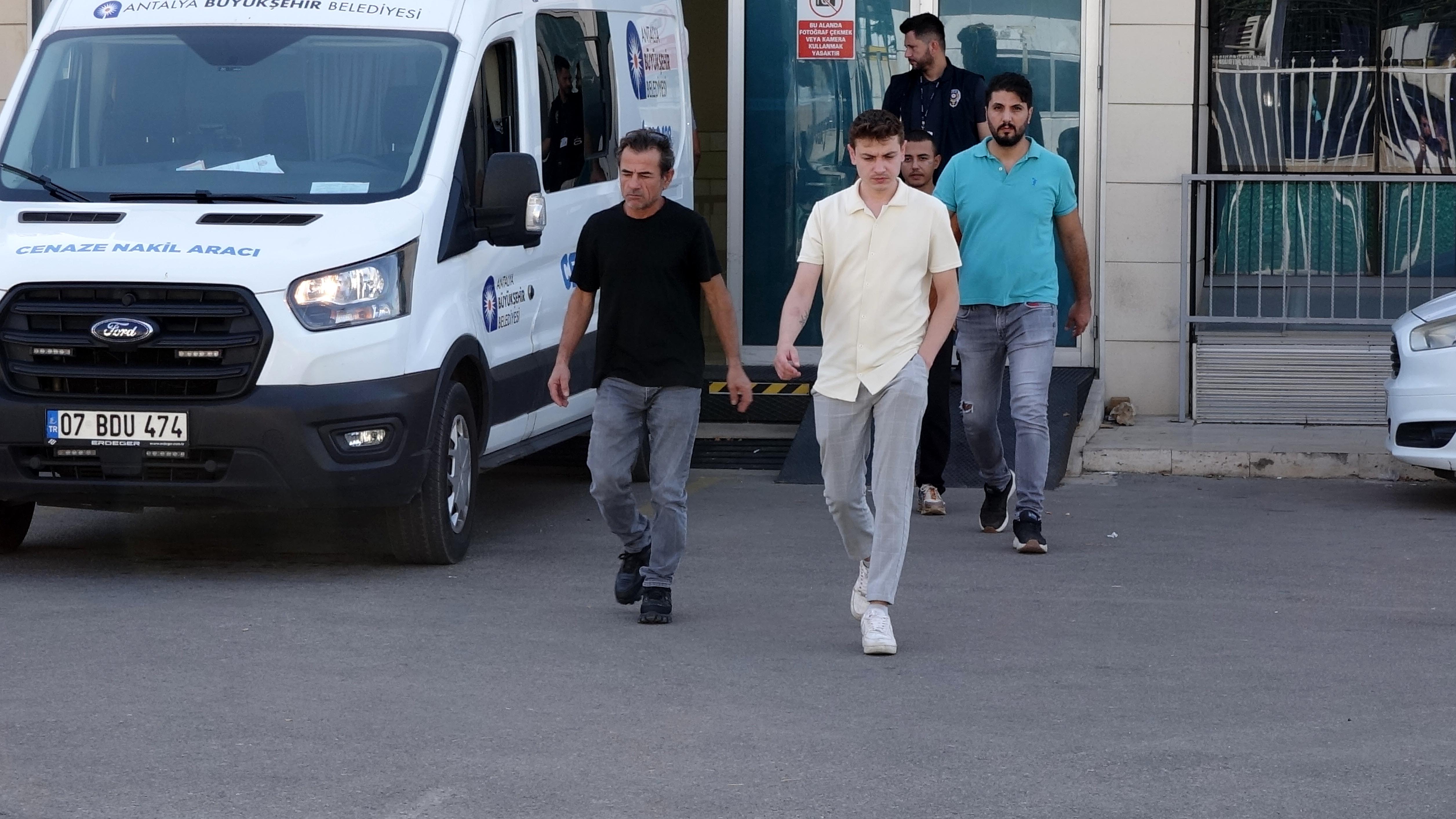 Tabancayla ateş edilen apartmanın önünde dururken vurulup öldü