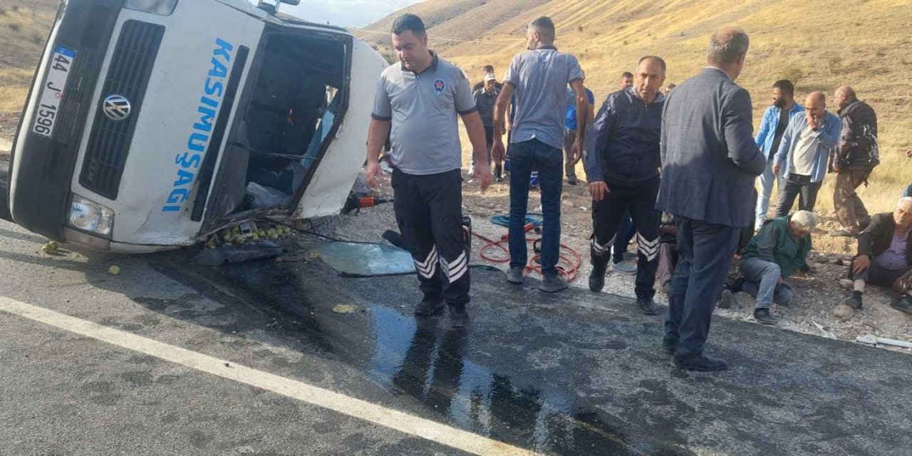 Yolcu minibüsü devrildi: 1'i ağır 17 yaralı