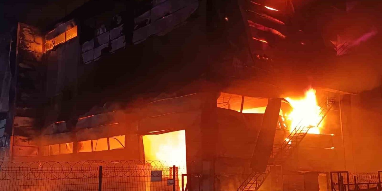 Kozmetik fabrikası hurdalığa dönüştü: Patlama sesleri duyuldu