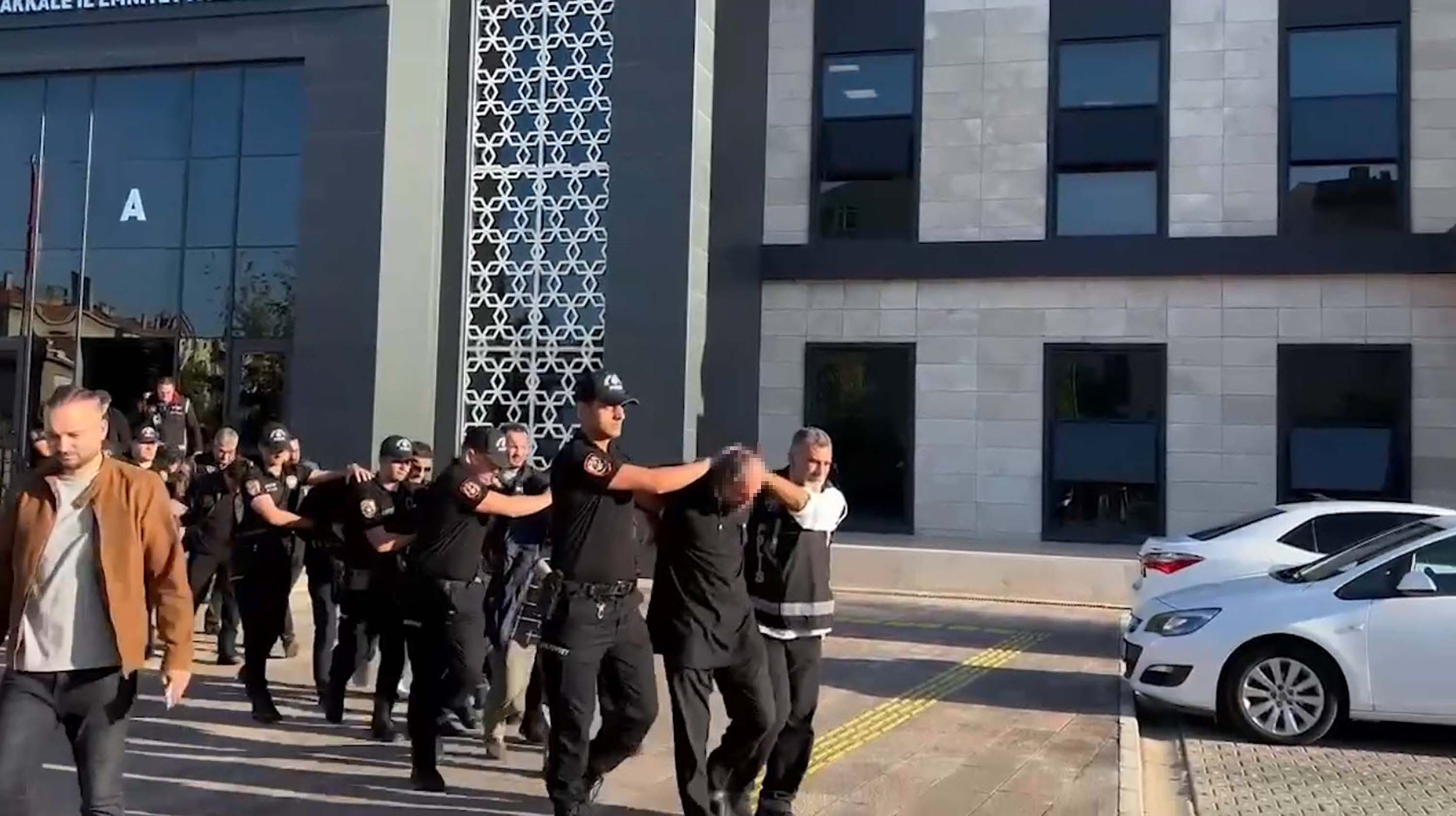 Sahte mehdi ve müritlerine gözaltı; 16 şüpheli adliyeye sevk edildi