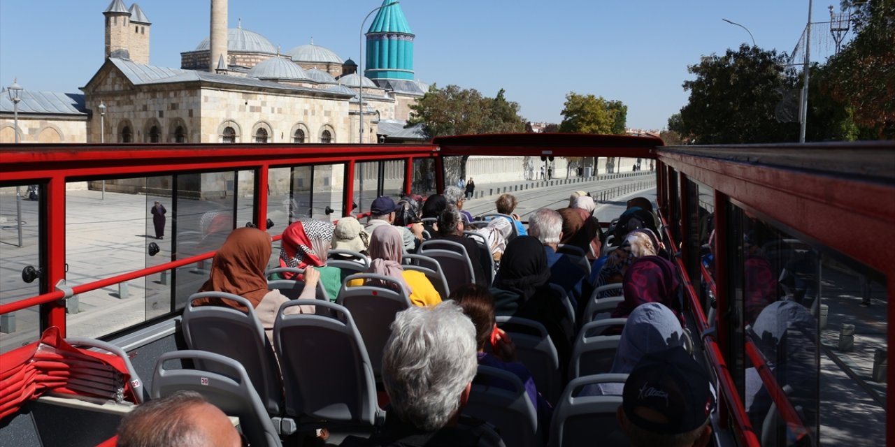 Konya'ya gelenlere rehberlik ediyor!