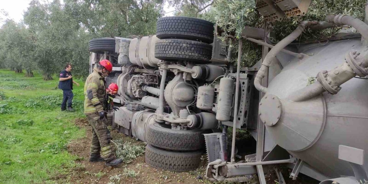 Çimento yüklü tanker devrildi