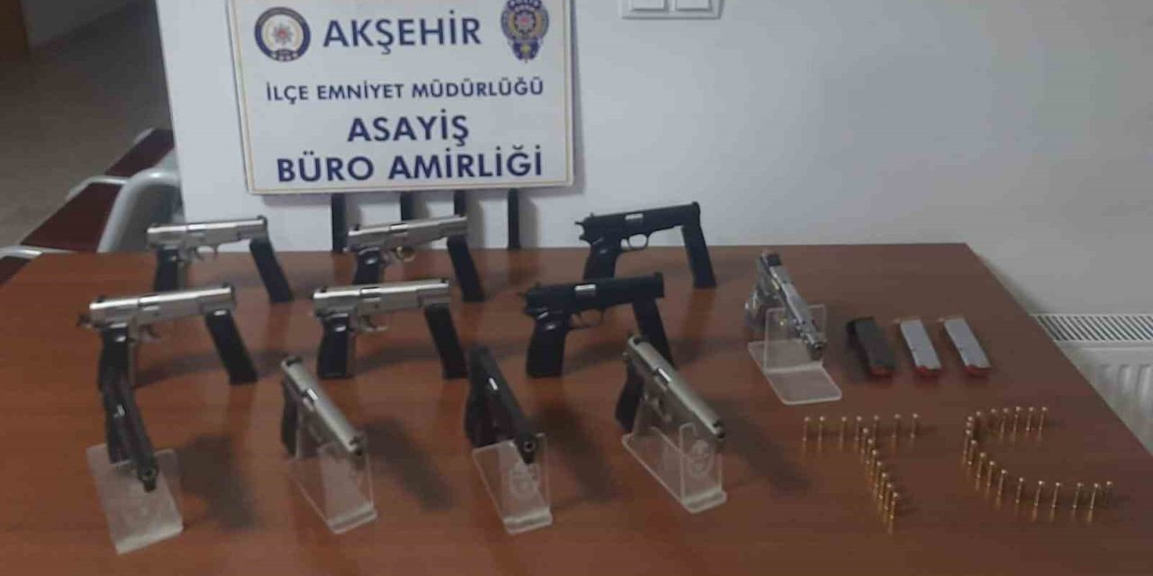 Konya'da polisin durduğu araçta 11 adet tabanca çıktı