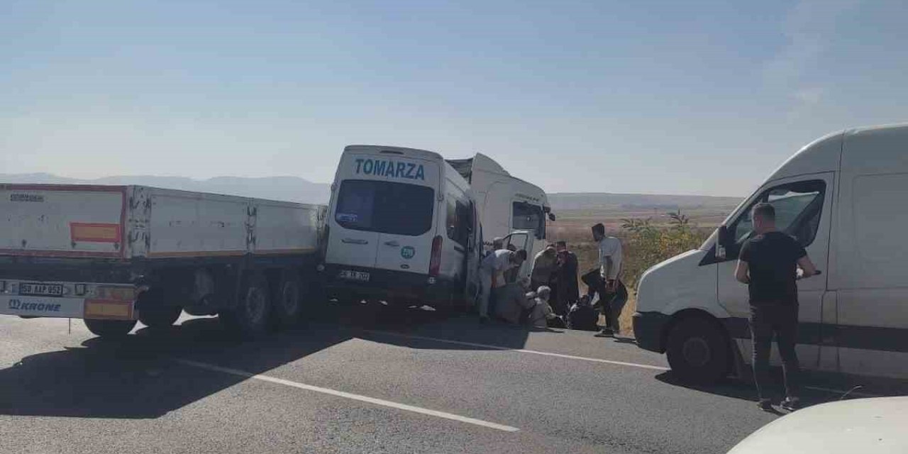 Kayseri'de minibüs tıra çarptı: 11 yaralı